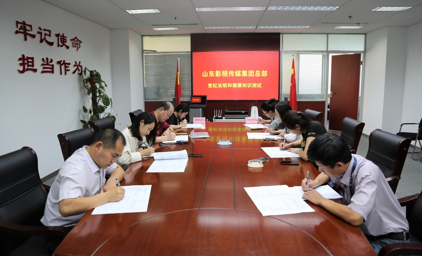 山影集團組織開展黨紀法規和德廉知識集中學習測試